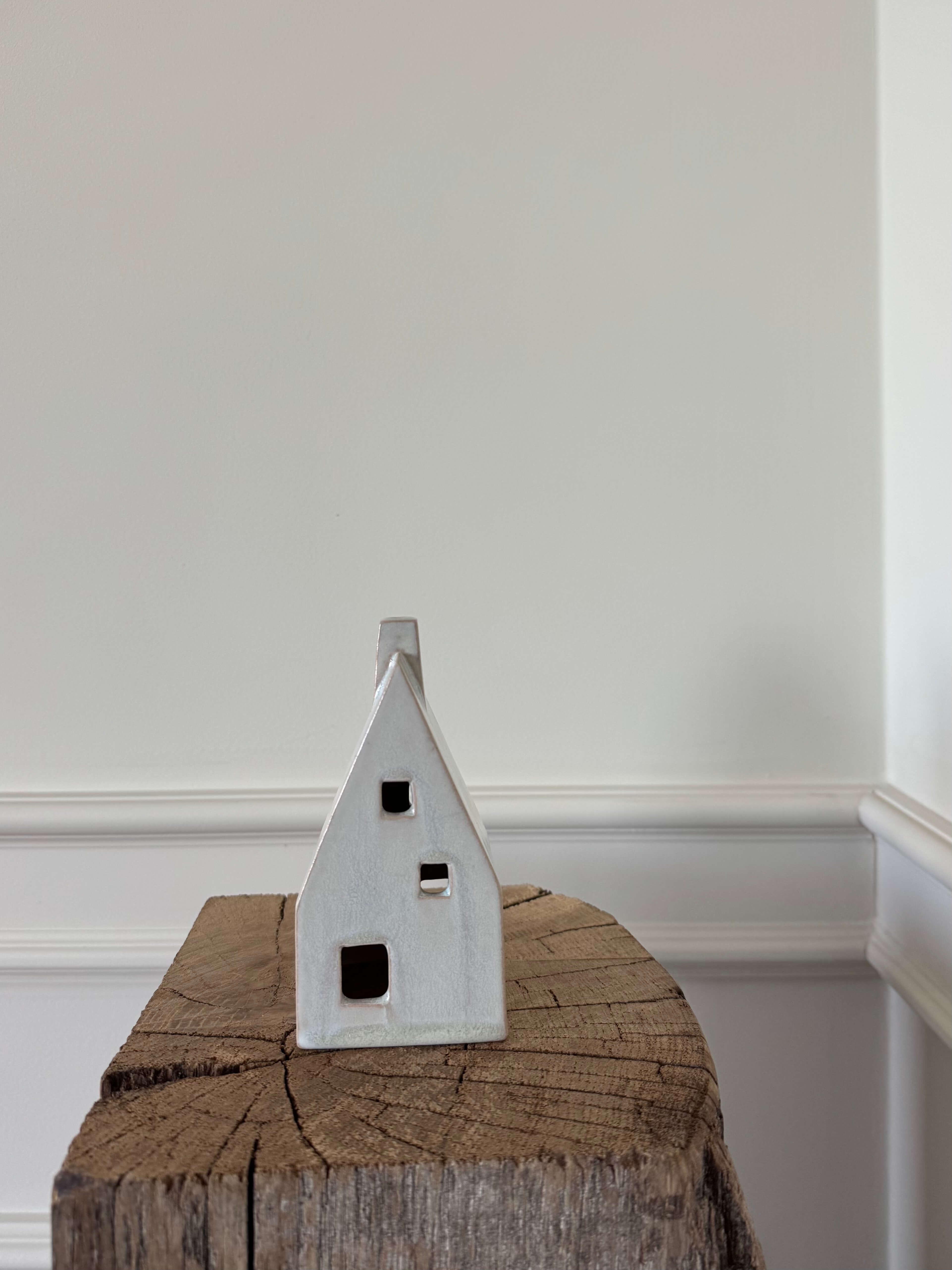 Ceramic Cottage "Swiss" Antique white